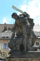 Statua di giganti combattenti, fuori dal Castello di Praga e dal Palazzo Presidenziale Hradcany, 1° Cortile